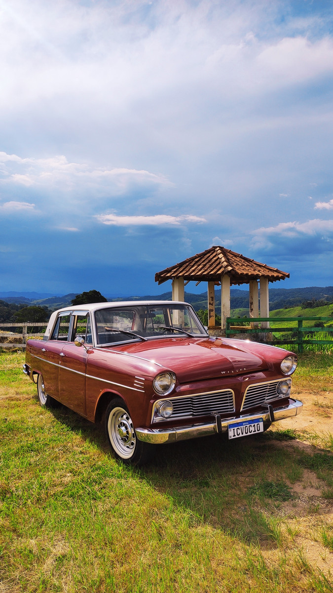 Carro clássico do Moinho Imperial com vista para a serra